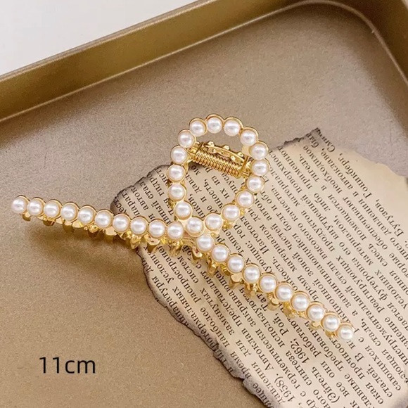 Chic Faux Pearl Metal Hair Shark Claw Clip - Picture 2 of 3